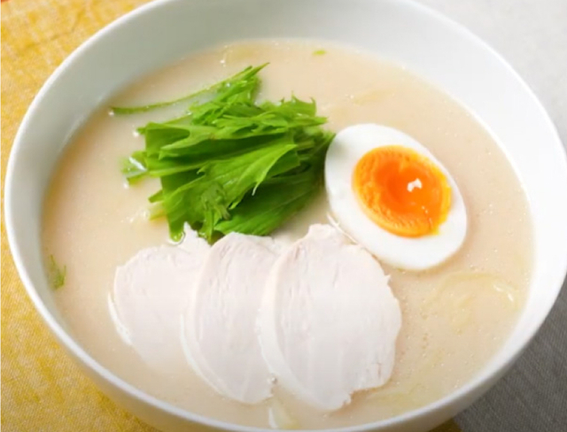 もりおかラーメン鶏⽩湯